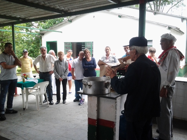 Elías Echegoyen, en la imagen junto a Francisco Alava (a la derecha), se dirige a los presentes en palabras de elogio a la figura e importante contribución prestada por éste a la euskal etxea y comunidad vasca de Sao Paulo (foto Maite Alava)